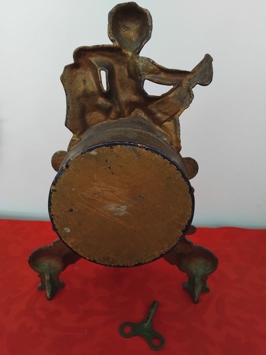 Relógio de mesa antigo de corda.a necessitar de arranjo