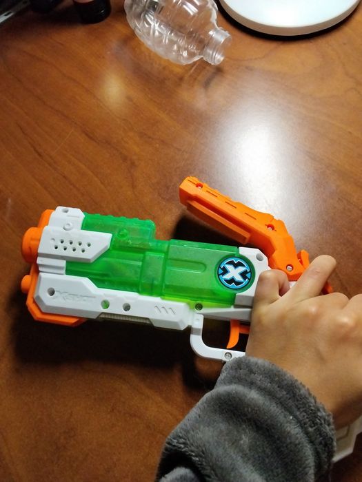 водяний пістолет xshot в гарному стані стріляє десь 7-8 м