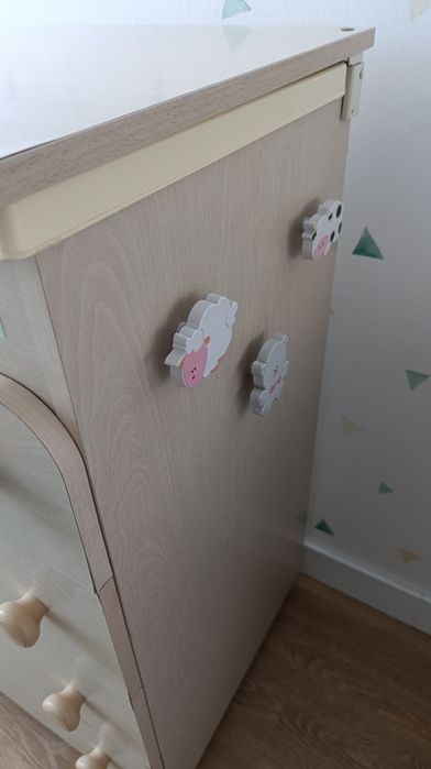 Cómoda muda-fraldas com banheira