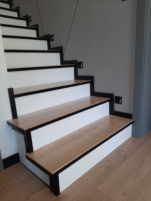 Schody drewniane , balustrady, szybka realizacja .