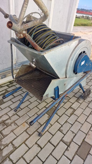 Tractor reboque maquina solfatar todo conjunto nas fotos