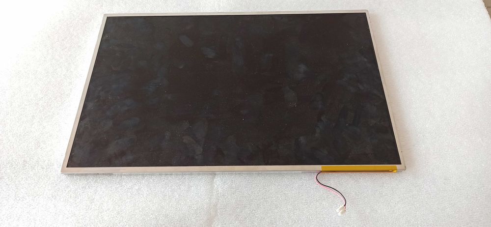 Ecrã 15.4 WXGA (1280x800)