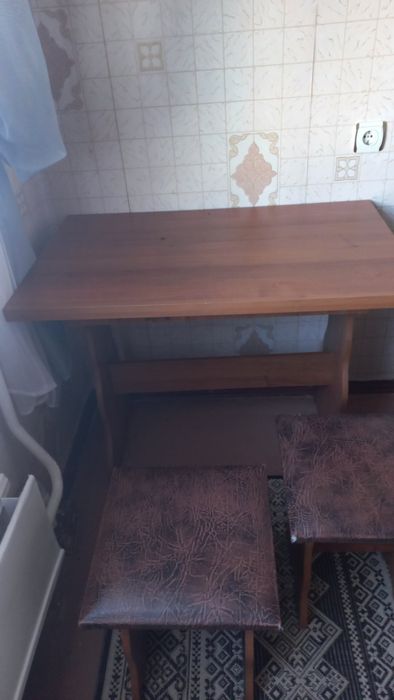 Стол и табуреты б/у