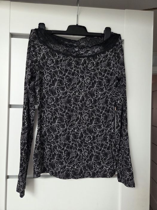 Czarna bluzeczka z koronka