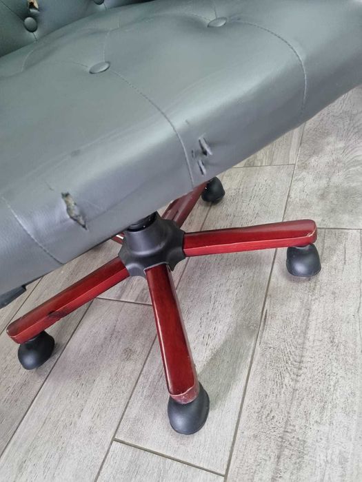 Fotel skórzany biurowy CHESTERFIELD szary ANTYCZNY bujany + czarny