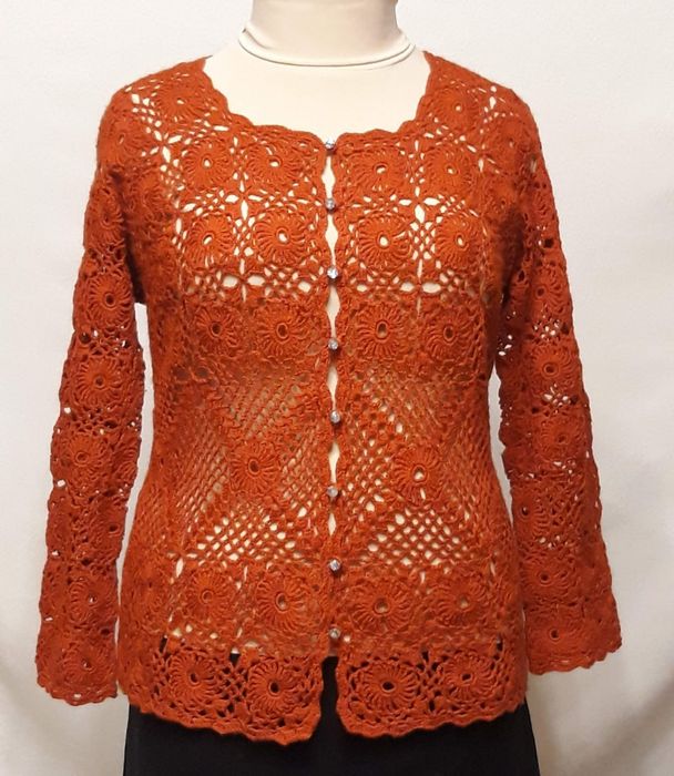 Sweter na szydełki z guzikami