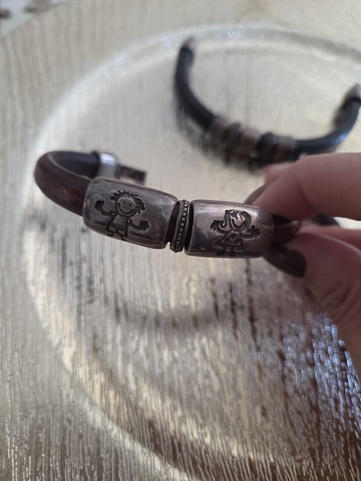 3 pulseiras com símbolos