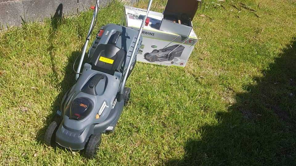 máquina de cortar relva a bateria