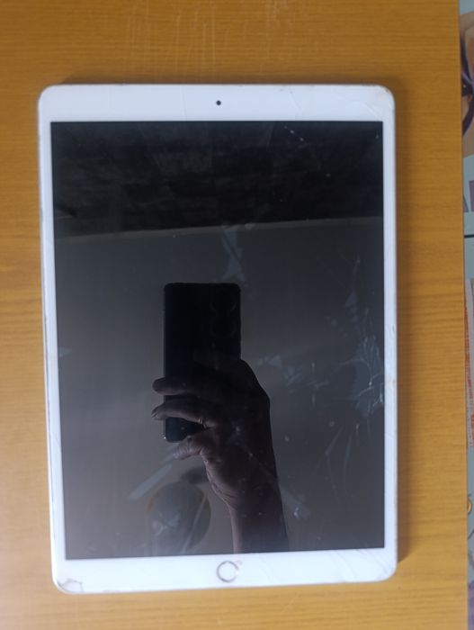 Ipad A2123 11,4 (7 покоління).64 ГБ.  Битий сенсор, заблокований.