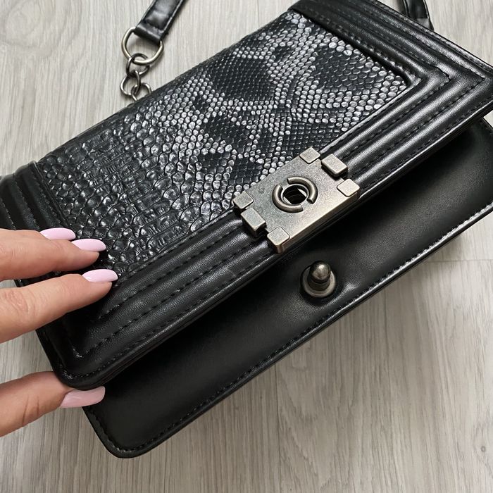 Elegancka damska torebka czarna skóra węża pojemna