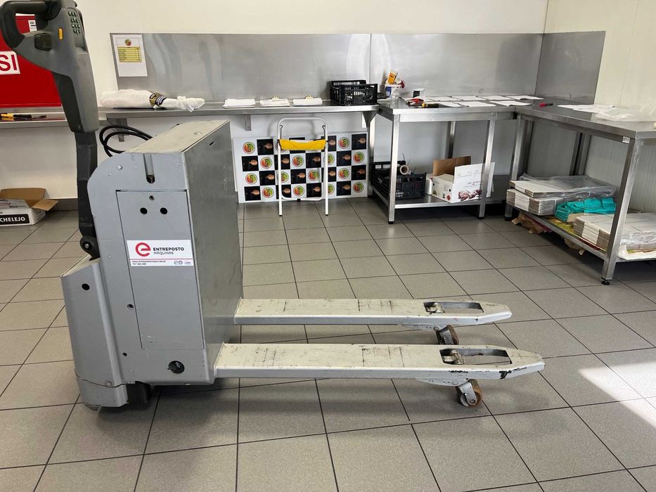 Porta-paletes eléctrico (como novo)