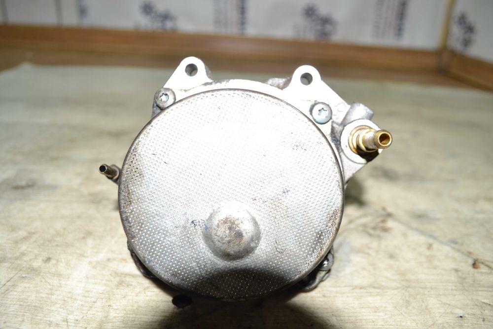 Вакуумний насос Opel Astra H Zafira C Vectra C 2.0 CDTi 55205446