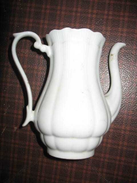 biały    dzbanek,różna zastawa