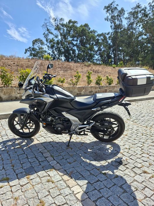Honda NC750X 2022 - extras, pneus novos e revisão