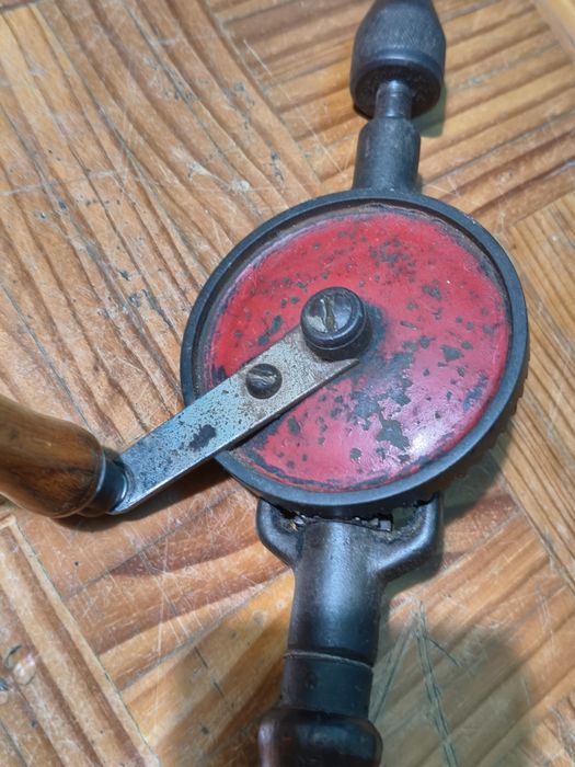 Máquina de furar manual antiga