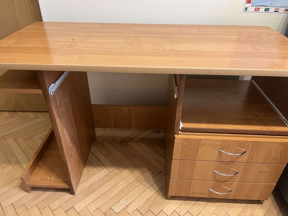 Brązowe drewniane biurko szuflady