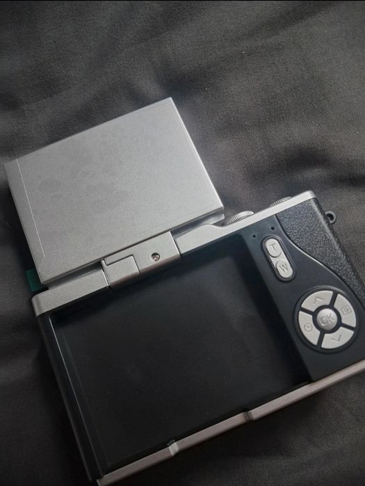 Czarny aparat cyfrowy