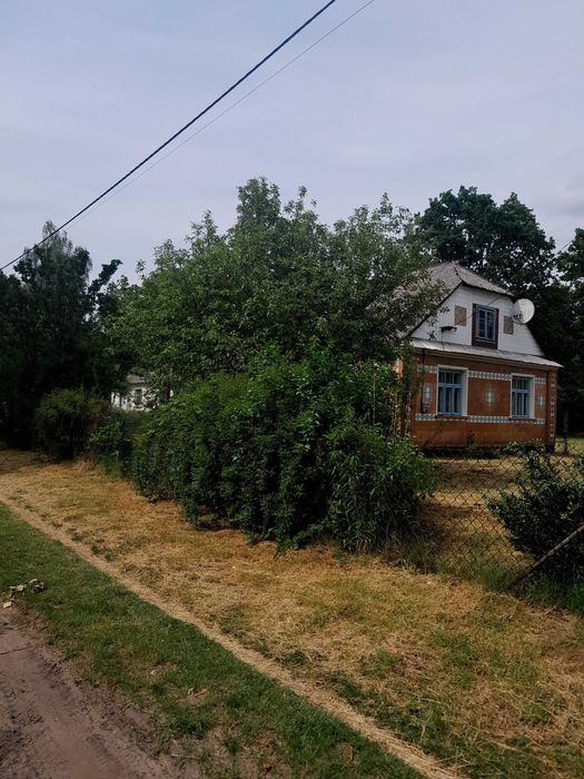 Будинок з надвірними спорудами
