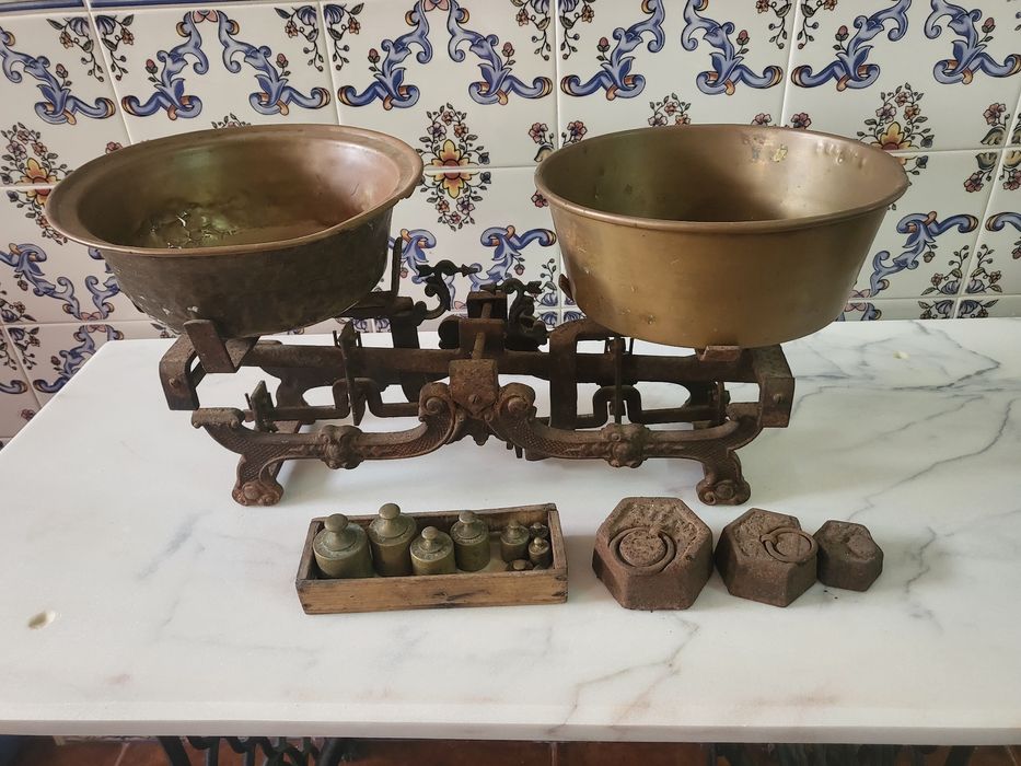 Balança em ferro e cobre/pessos
