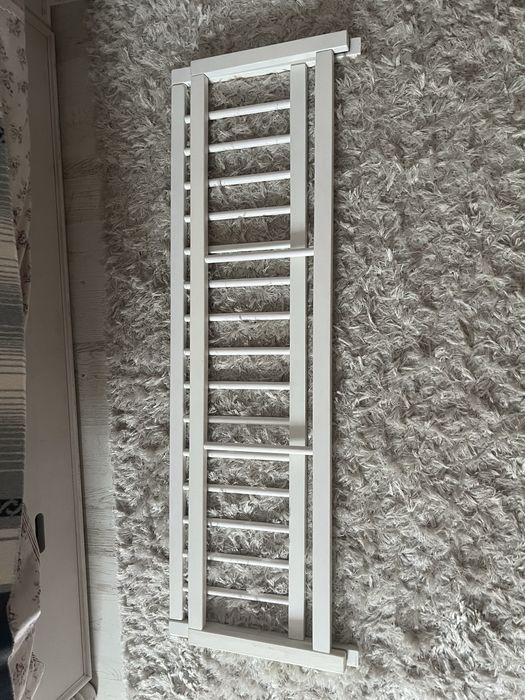 Barierka biała drewniana do łóżka