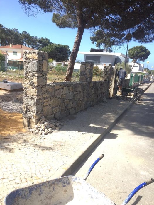 Fazemos muros rústicos de pedra a Norte a Sul do país