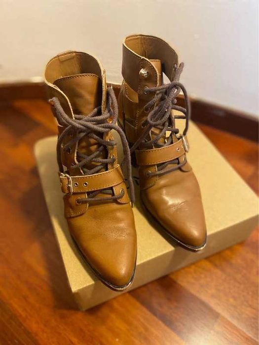 Botas castanhas de pele com atacadores