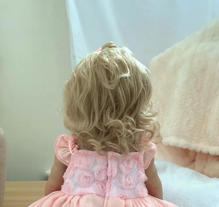 Przepiękna lalka z winylu długie włosy typ Reborn