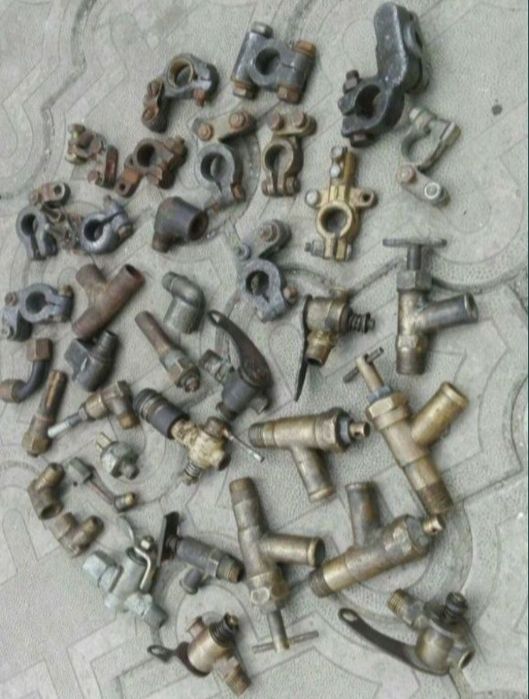 Крышки,колпаки клем аккумулятора,клемы.