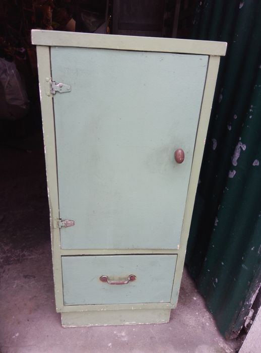 Antigo armário de farmácia em madeira