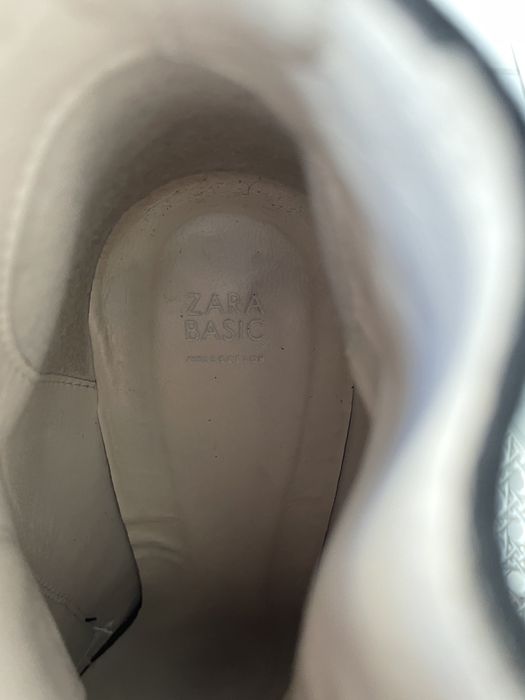 Botim em camurça preta Zara