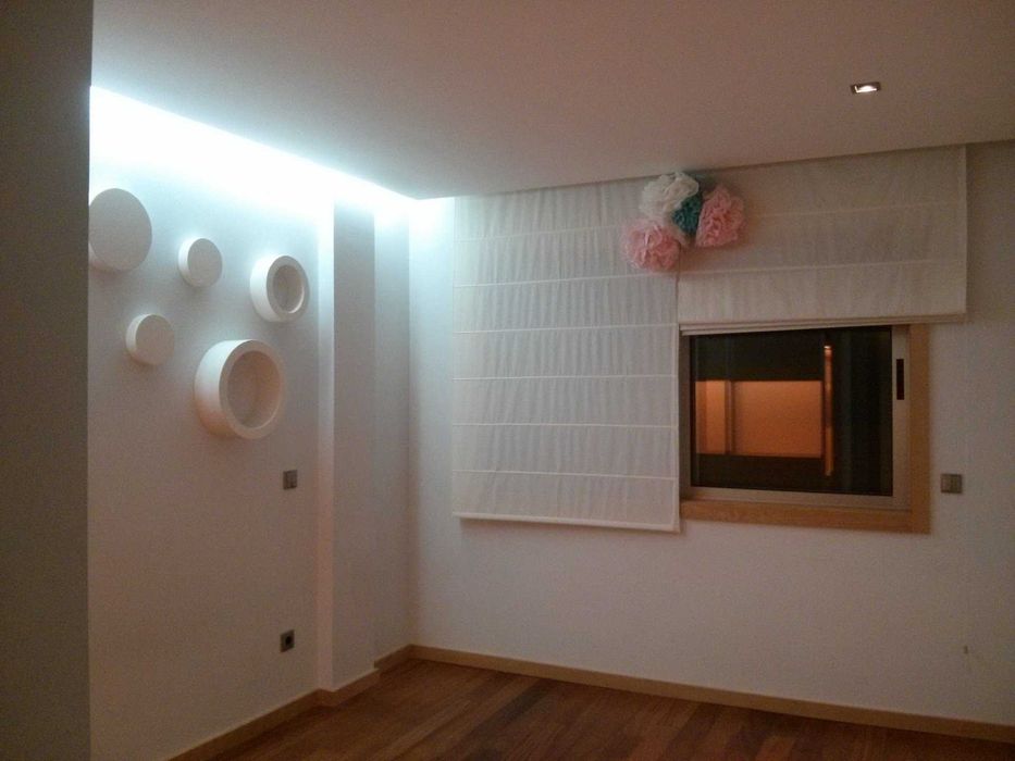 Prateleiras decorativas redondas para quarto de bebé em madeira lacada