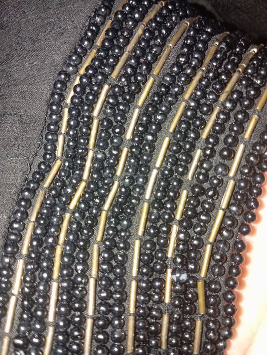 Elegancka czarna bluzka z koralikami przy szyi  rozmiar M