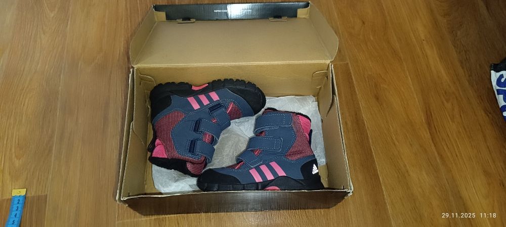 Зимові чобітки для дівчинки у чудовому стані з коробкою