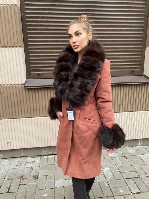 Роскошное шерстяное пальто , шикарный огромный воротник песец  соболь