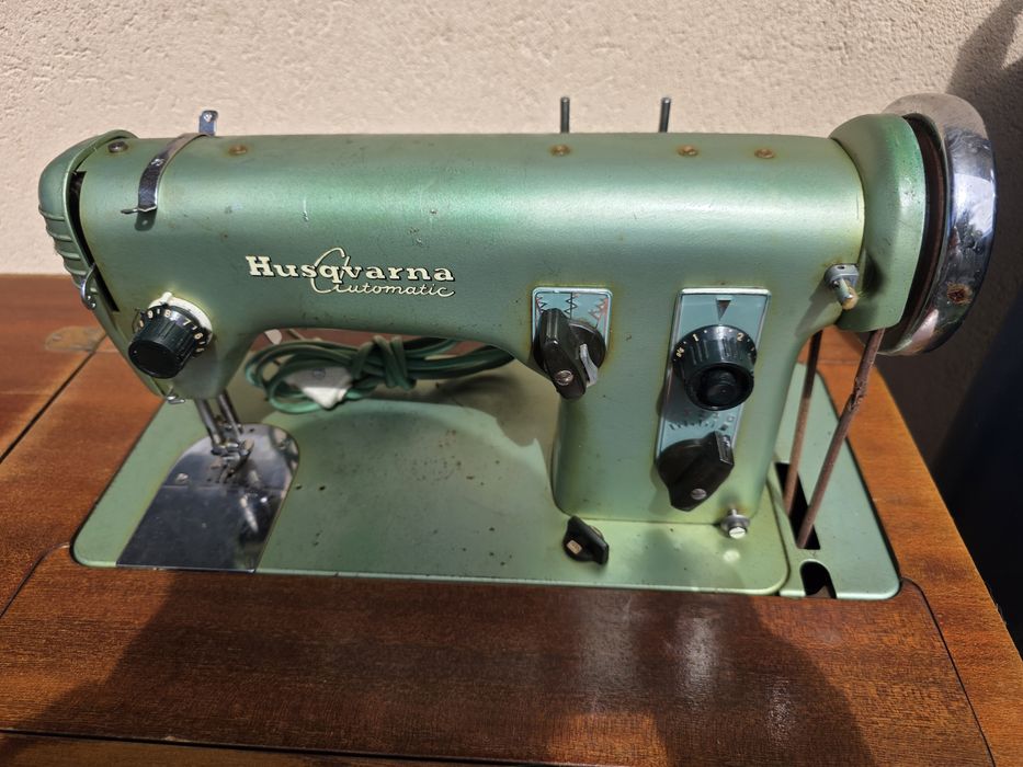 Máquina de costura Husqvarna E51 para peças ou decoração