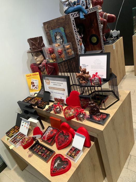 Шоколад напряму з  Бельгії neuhaus, pierre marcolini, vandenbouchede
