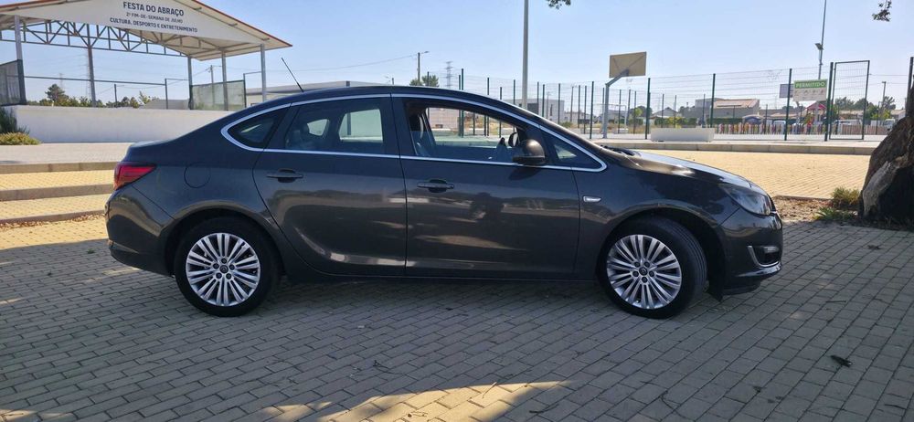 Opel Astra J Sedan Ecoflex | Estofos Pele | Económico e a Circular Diariamente!