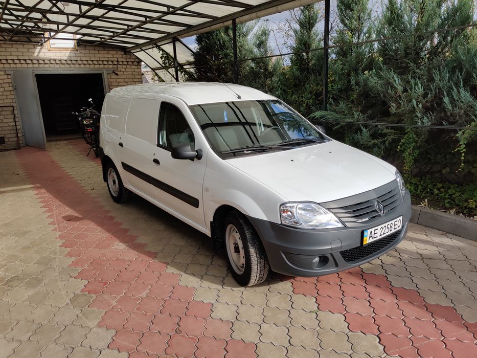 В продаже реально новый автомобиль Renault Logan VAN 1.6, бензин. Пробег 17000км. Покупалась в автосалоне в Днепре. На авто родная резина, состояние новой, запаска ни разу не снималась. В автосалоне дополнительно установлено, хорошая музыка и сигнализация, двух сторонняя, центральный замок на все двери. Из косяков, небольшая вмятинка на переднем крыле. Фургон малотоннажный, 700 кг., по паспорту грузоподъёмность. Только переоформление! Кстати оформляется без налога, как легковой авто. Новее, только в автосалоне, кому дорого, вам туда !