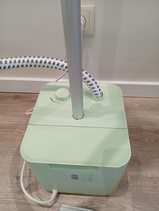 Ferro de engomar de vapor vertical com base