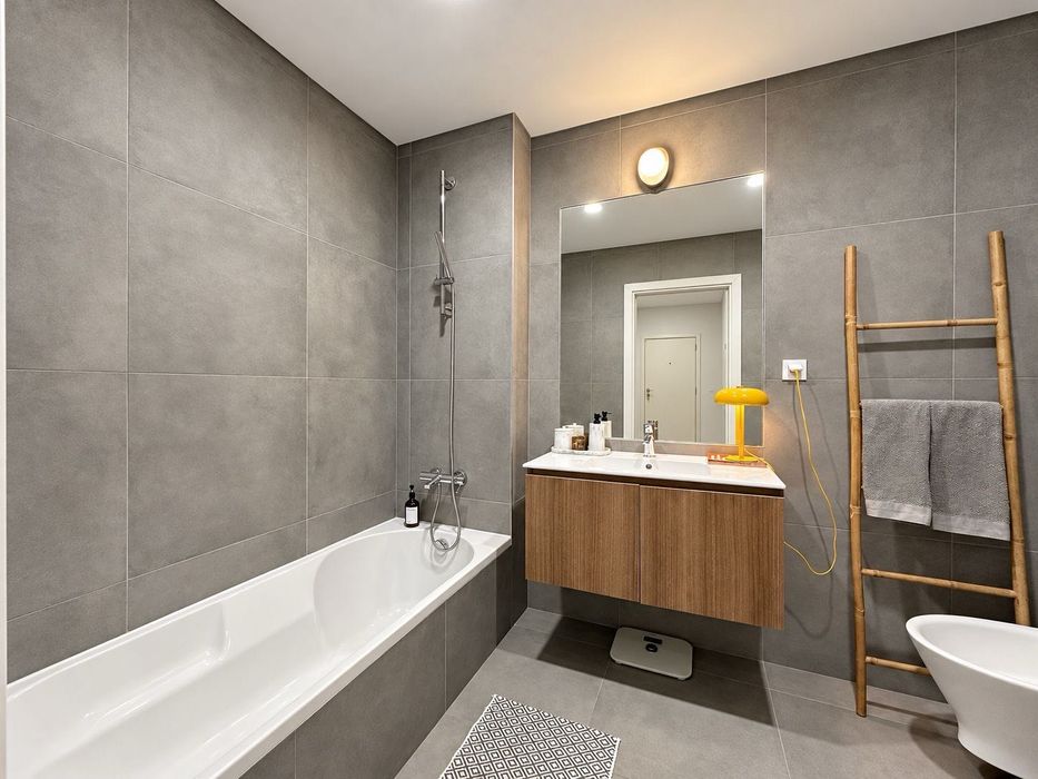 T3 único com closet e domótica | Orientação a sul | 2 lugares de garagem com Wallbox | Casal Residence, Pontinha