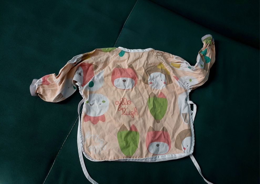 Śliczny śliniaczek z kieszonką +2 wiązany gratis