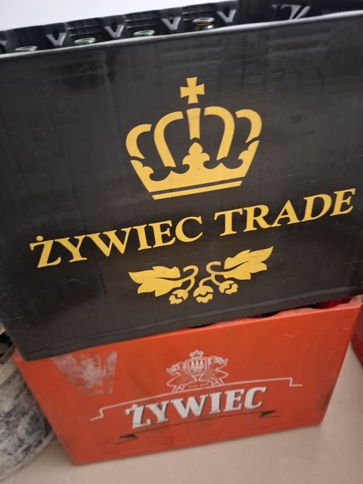 Skrzynki po piwie i coli z butelkami