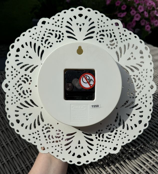 Ikea piękny biały zegar z imitacją delikatnej koronki.