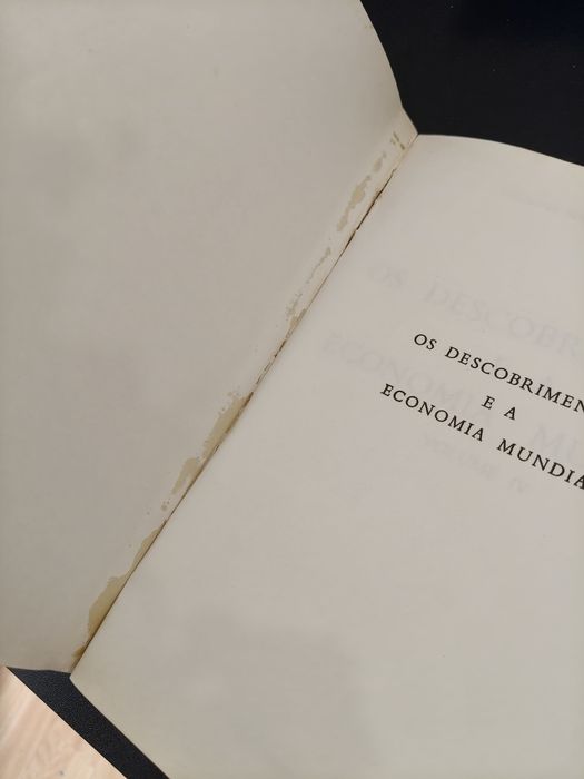 "Os descobrimentos e a economia mundial - Vol.IV" de Vitorino Magalhães Godinho