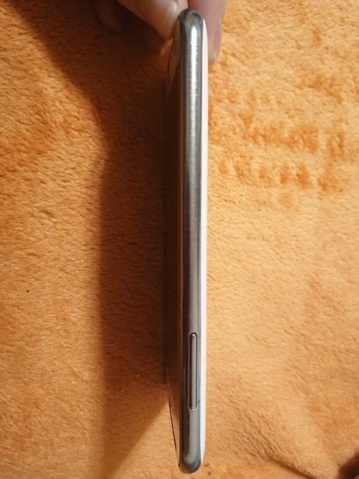 Samsung Galaxy J2, диагональ 4,7", 1ГБ/8ГБ, Super AMOLED, 2 SIM