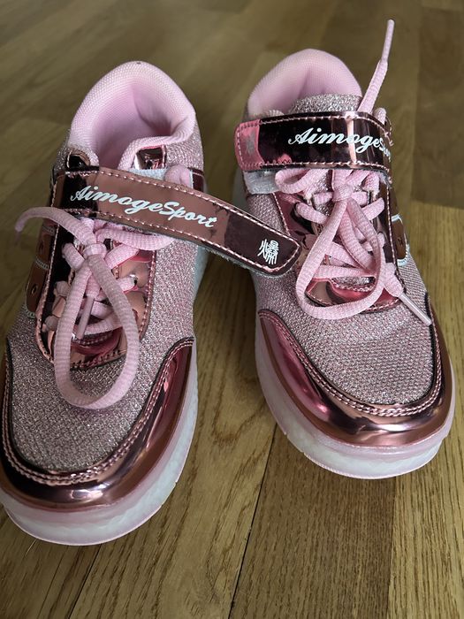 Wrotki swiecace led,rozm.33adidasy nackolkach