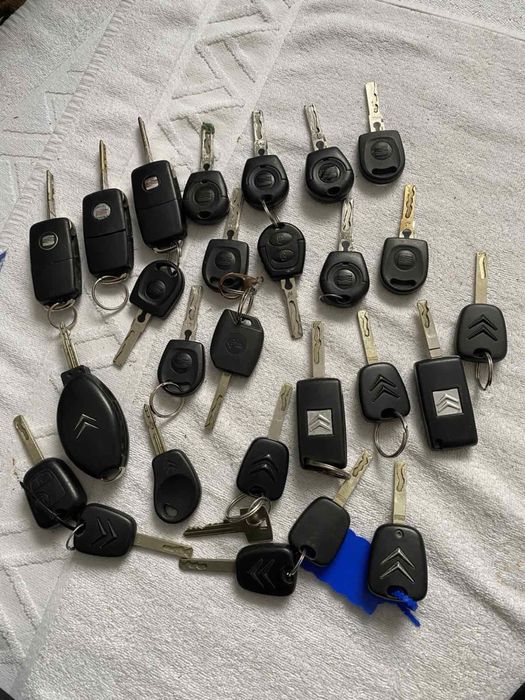 Автоключи, ключи,Продам оригінальні ключі до автомобіля ключ з чіпами.Викидний ключ