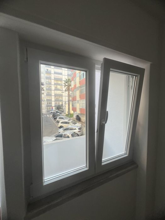 Janelas, porta e estores eletricos em pvc com oscilobatente e duplo vidro