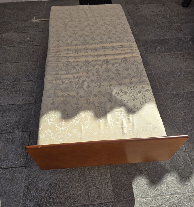 Cama dobrável com Cabeceira colchao e sistema de Rodas