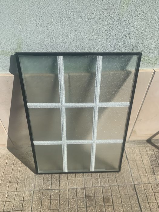 Painel de Vidro Fosco com Moldura – Excelente Estado